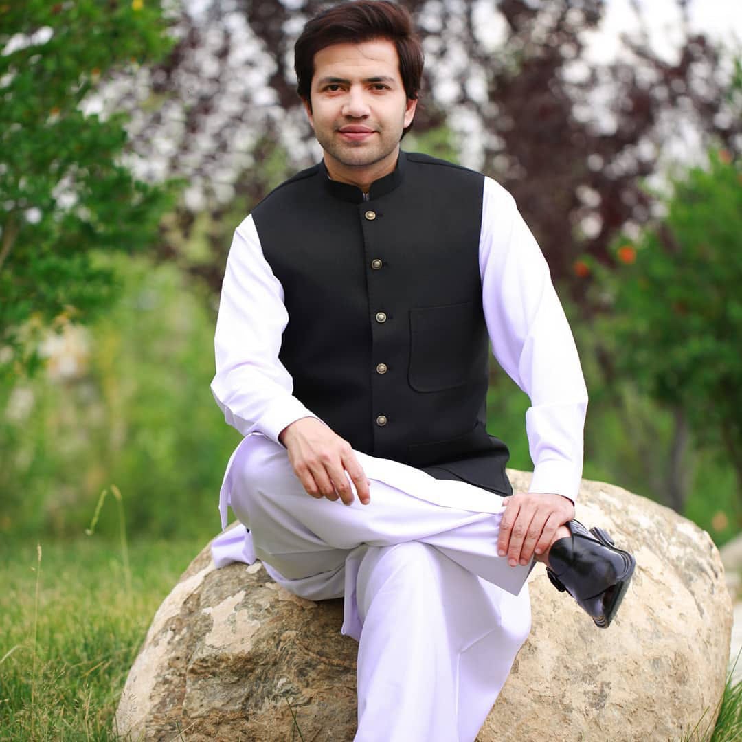 Perahan tunban set with black Waistcoat.Simple Afghan clothes men, Salwar Kameez men, Afghani outfit