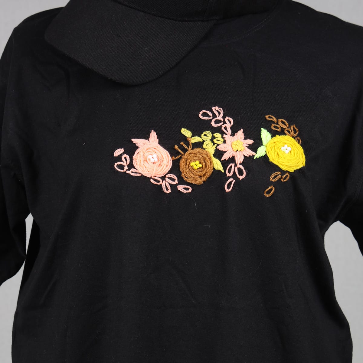 Black Embroidered T-Shirt and Cap Set with Floral Design 4