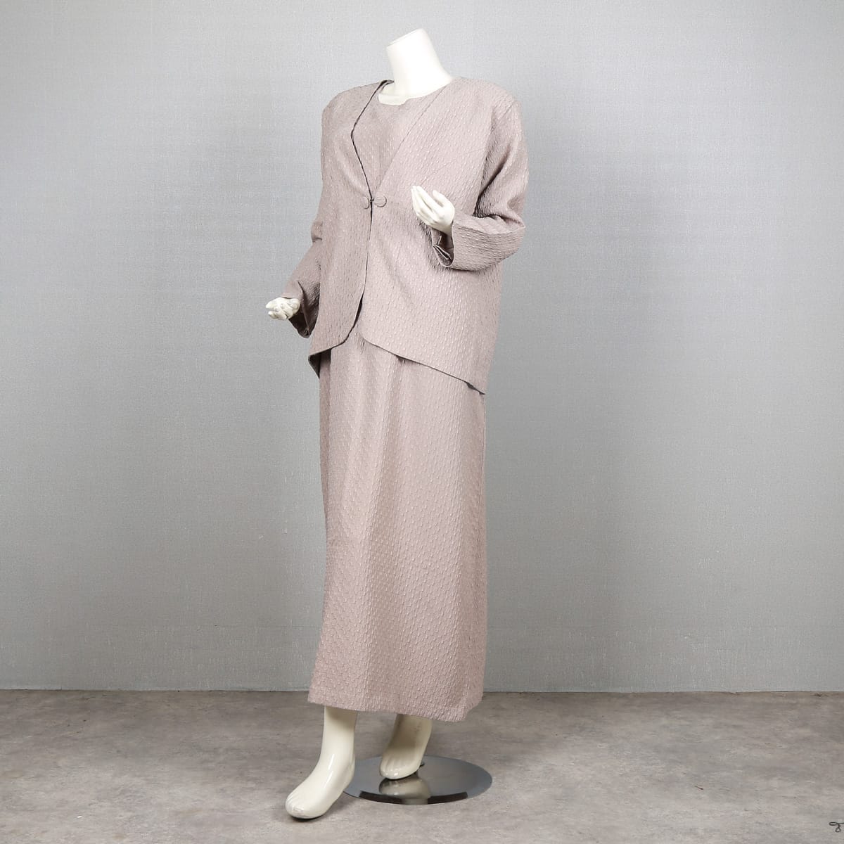 Elegant Two-Piece Beige Jacket and Dress Set 2