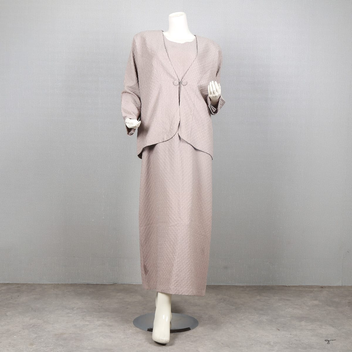 Elegant Two-Piece Beige Jacket and Dress Set 1