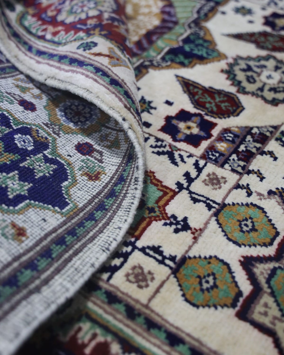 Turkmen Momlok Handwoven Wool Rug – 1x1.5 m 4