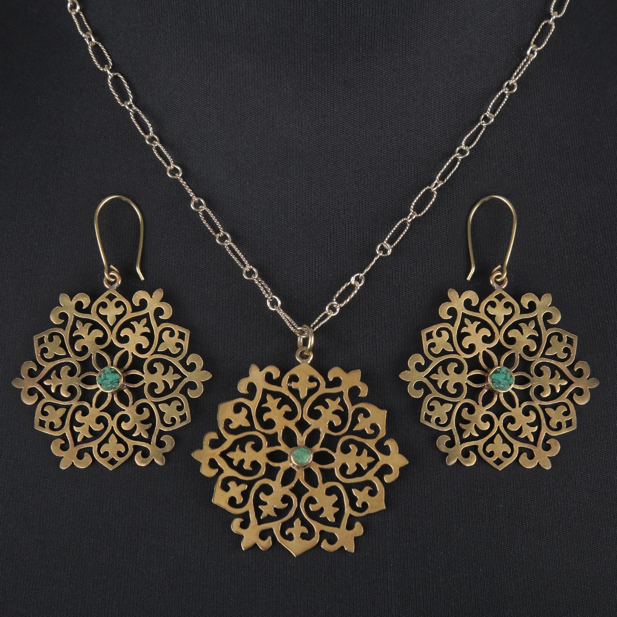 Emerald Gold-Plated Jewelry Set | Flower Carved Pendant & Earrings 4