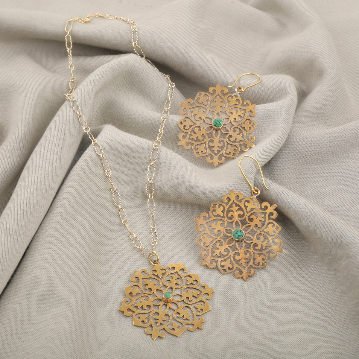 Emerald Gold-Plated Jewelry Set | Flower Carved Pendant & Earrings 1